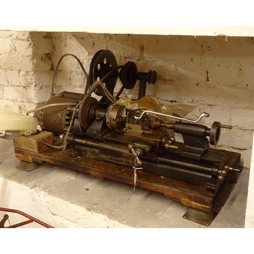 2692 - A bench-mounted metal turning lathe