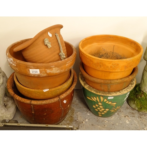 2720 - 6 terracotta garden plant pots, and 1 glazed enamelled plant pot, largest diameter 34cm, H25cm (7)