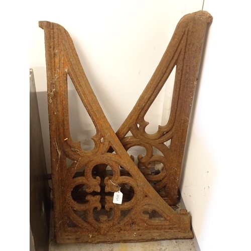 2737 - A pair of cast-iron wall brackets, L81cm