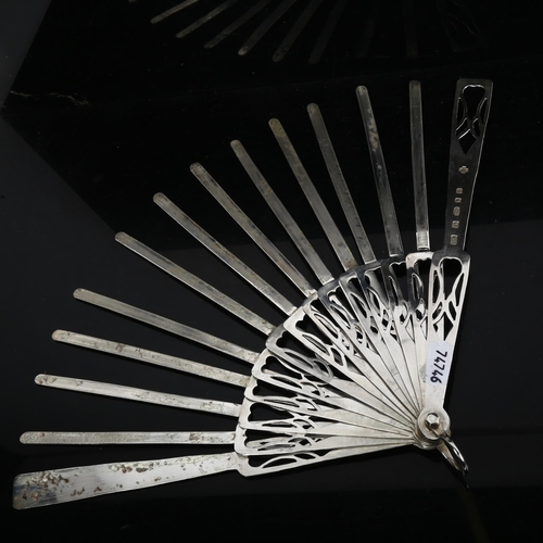 1246 - A modern sterling silver brise fan, maker's marks AMF, hallmarks London 2000, guard length 23cm, 8.1... 