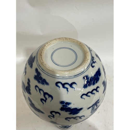 206 - A large Chinese blue and white dragon vase, height 34cm