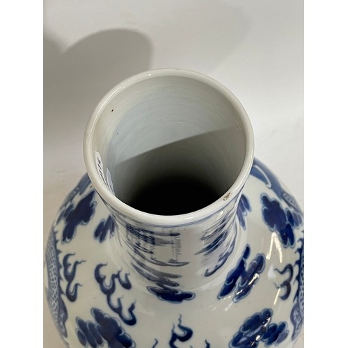 206 - A large Chinese blue and white dragon vase, height 34cm