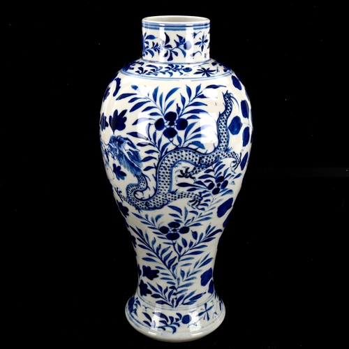 1066 - A Chinese blue and white porcelain dragon vase, 4 character mark, height 31cm