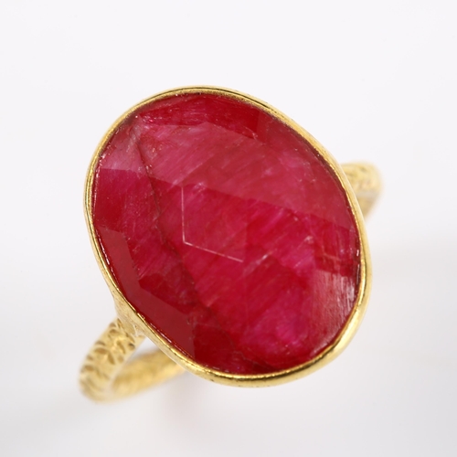 418 - A modern unmarked silver-gilt ruby ring, setting height 17.6mm, size M, 4g