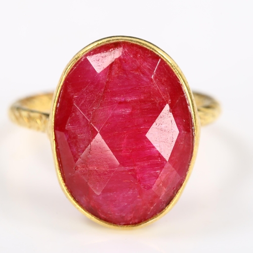 418 - A modern unmarked silver-gilt ruby ring, setting height 17.6mm, size M, 4g