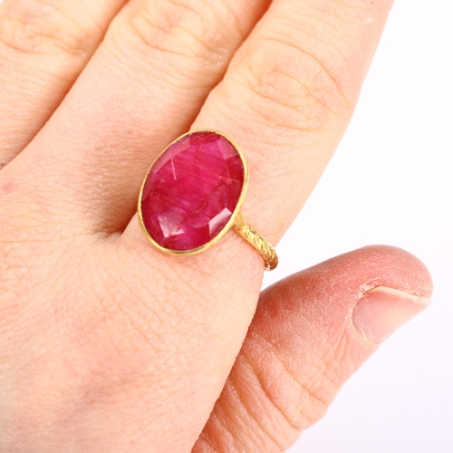 418 - A modern unmarked silver-gilt ruby ring, setting height 17.6mm, size M, 4g