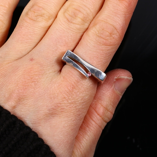 461 - A Danish sterling silver stylised ring, and an unmarked white metal block link necklace, ring size N... 