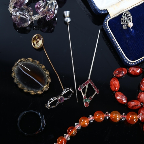 465 - Various jewellery, including banded agate bead necklace ring and brooch set etc