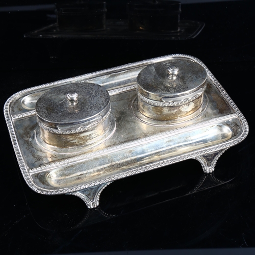 469 - A George V silver deskstand, with 2 fitted glass inkwells, pen trays and gadrooned rim, by Goldsmith... 