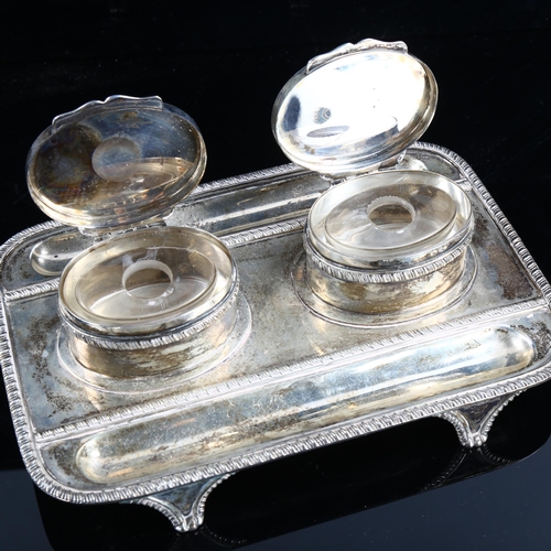 469 - A George V silver deskstand, with 2 fitted glass inkwells, pen trays and gadrooned rim, by Goldsmith... 