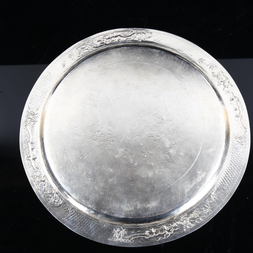 472 - **DESCRIPTION CHANGE** An *American* silver salver, engraved decoration, stamped MET, diameter 24cm,... 