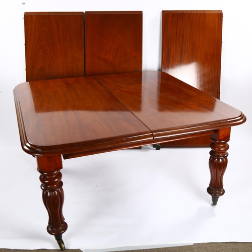 1290 - A Victorian mahogany extending dining table, with bulbous turned and reeded legs, and 3 spare leaves... 