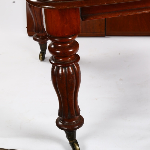 1290 - A Victorian mahogany extending dining table, with bulbous turned and reeded legs, and 3 spare leaves... 