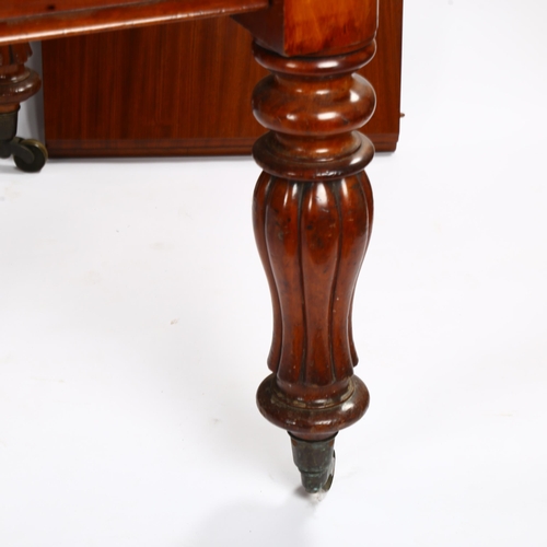 1290 - A Victorian mahogany extending dining table, with bulbous turned and reeded legs, and 3 spare leaves... 