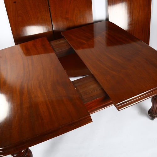 1290 - A Victorian mahogany extending dining table, with bulbous turned and reeded legs, and 3 spare leaves... 