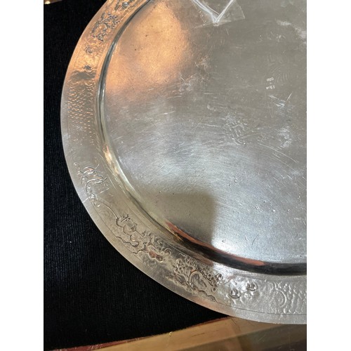 472 - **DESCRIPTION CHANGE** An *American* silver salver, engraved decoration, stamped MET, diameter 24cm,... 