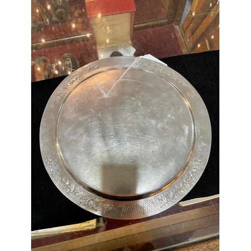 472 - **DESCRIPTION CHANGE** An *American* silver salver, engraved decoration, stamped MET, diameter 24cm,... 