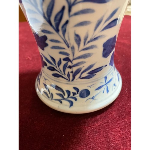 1066 - A Chinese blue and white porcelain dragon vase, 4 character mark, height 31cm