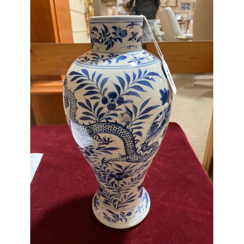 1066 - A Chinese blue and white porcelain dragon vase, 4 character mark, height 31cm