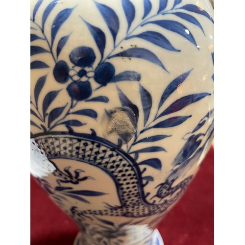 1066 - A Chinese blue and white porcelain dragon vase, 4 character mark, height 31cm