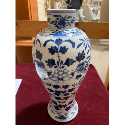 1066 - A Chinese blue and white porcelain dragon vase, 4 character mark, height 31cm