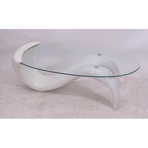 2188 - A contemporary style coffee table of free-form design, with oval glass top, L125cm, H44cm, D59cm