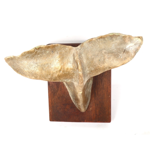 73 - A modernist bronze Flukes sculpture, unsigned, on oak base, height 15cm