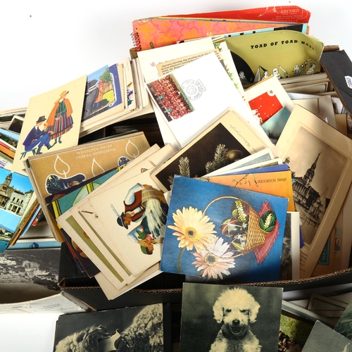 118 - A large quantity of Vintage topographical postcards (boxful)