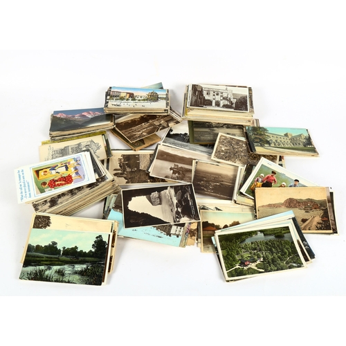 133 - A quantity of Vintage topographical postcards (boxful)