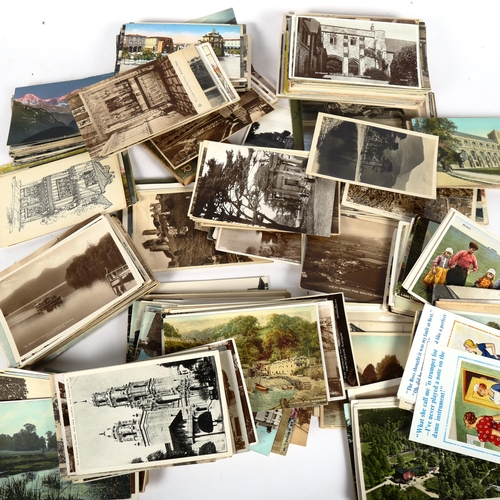 133 - A quantity of Vintage topographical postcards (boxful)