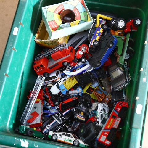 262 - A quantity of toy cars and vehicles (boxful)