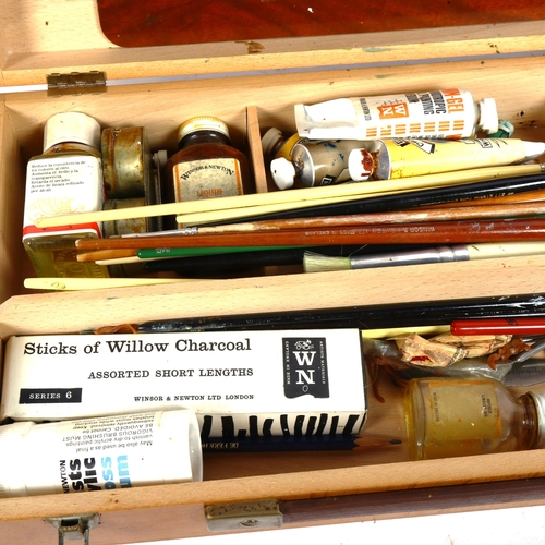 498 - An artist's box and contents