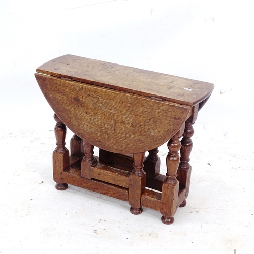 2132 - A small oak oval gateleg table, W60cm, H48cm