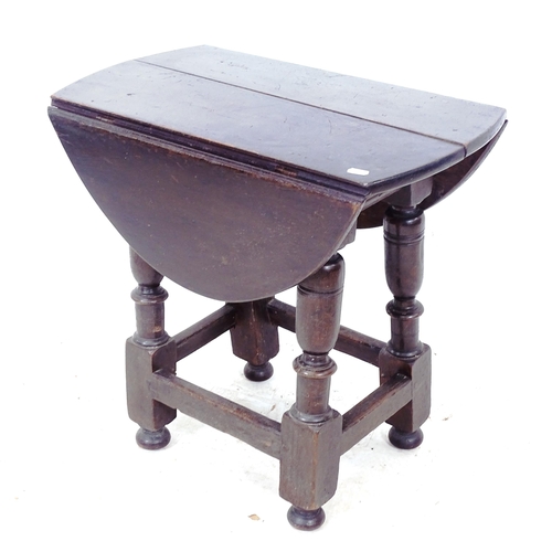 2285 - A small Antique oak drop leaf table, W60cm, H59cm