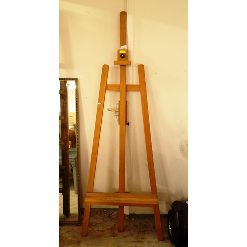 2743 - A Daler Rowney beech artist's easel