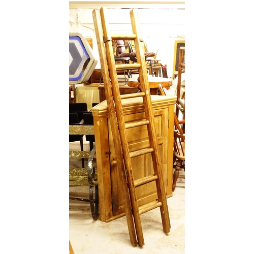 2744 - A Vintage pine 14 rung extending ladder