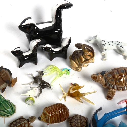 830 - A group of Wade Whimsie porcelain animals, and Murano glass animals (boxful)