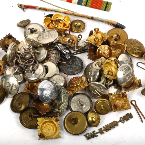 842 - A group of military badges and buttons, including ARP and Brighton Fire Brigade