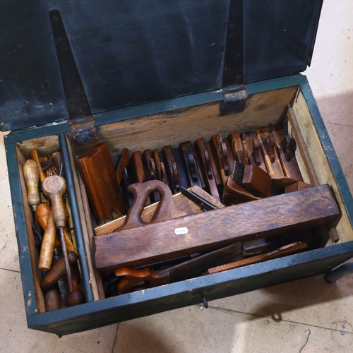 875 - A steel-bound tool chest, containing various woodworking planes and chisels