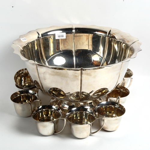 1010 - A large silver plated punch bowl, together with 10 matching Plato cups