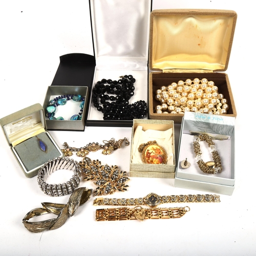 1025 - Various costume jewellery