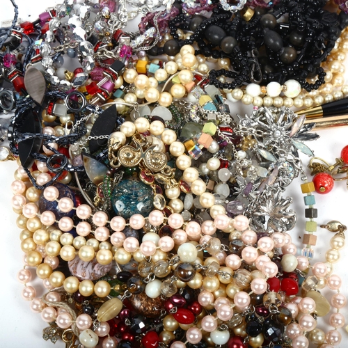 1028 - A tub of various mixed costume jewellery, beads, brooches etc