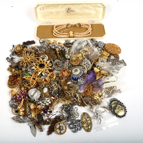 1031 - A large quantity of mixed Vintage and other costume jewellery, gold plated brooches, enamel brooch e... 