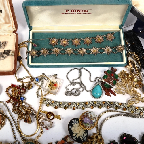 1033 - A quantity of mixed costume jewellery, to include cameos, wristwatches, gilt-metal and other jewelle... 