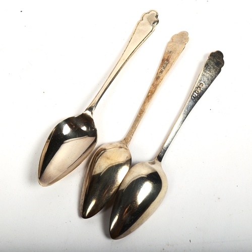 1034 - A set of 12 silver grapefruit spoons, maker's marks HH, hallmarks Sheffield 1949, length 13cm, cased