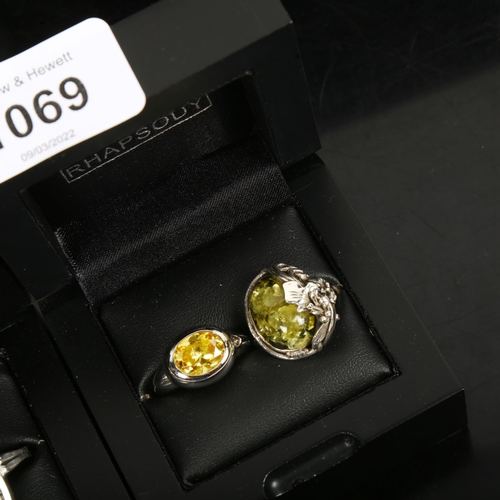 1069 - 4 silver stone and amber set dress rings