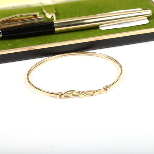 1123 - A 9ct gold bangle, 3.9g, and a 10ct gold plated soft tip pen by Cross, boxed (2)