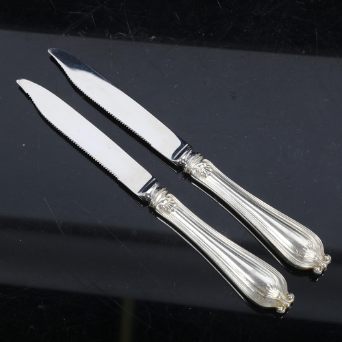 1125 - A pair of Tiffany & Co bread/butter knives, with serrated edges, mark to the blades and handles