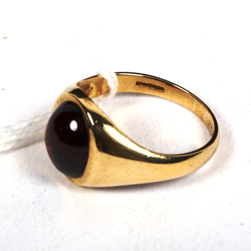 1174 - A 9ct gold and garnet set gent's signet ring, 5.7g, size V