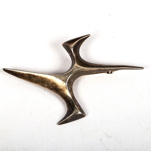 1179 - A Vintage stylised sterling silver brooch of abstract design, by George Tarratt for Ernest Blyth, ha... 